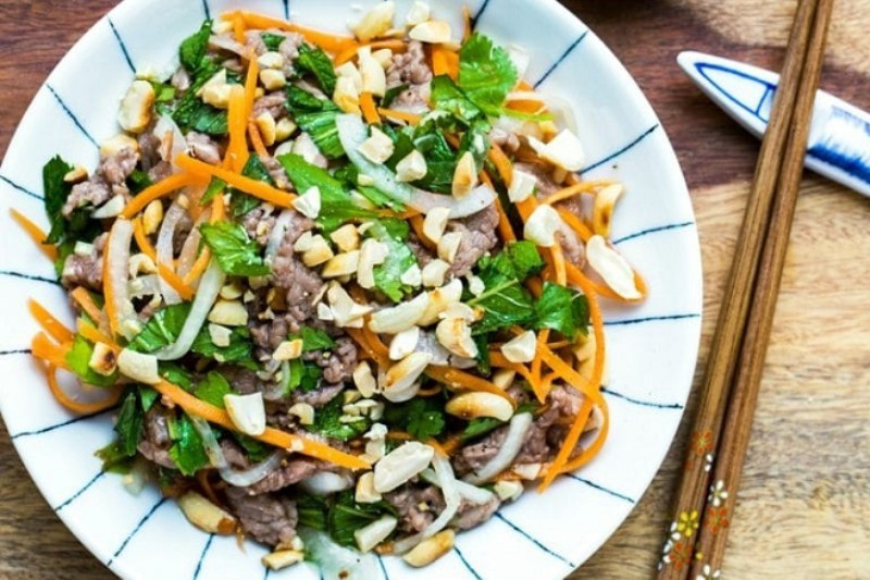 Taste Atlas cho biết bảng xếp hạng được xây dựng dựa trên đánh giá của cộng đồng người dùng kết hợp ý kiến chuyên gia ẩm thực. Hệ thống loại bỏ các đánh giá mang tính địa phương và gia tăng trọng số cho những người có hiểu biết chuyên sâu. Riêng danh sách “83 món ăn ngon nhất sử dụng chanh” ghi nhận hơn 920.000 lượt đánh giá, trong đó hơn 595.000 lượt được xác định hợp lệ. Ảnh minh họa