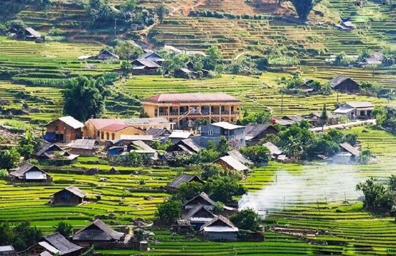 Trên đường đi, du khách có thể dừng chân tại các điểm ngắm cảnh để tận hưởng không khí trong lành và chụp những bức ảnh đẹp. Khi vào bản, nên mặc trang phục kín đáo, tránh màu trắng – màu tang lễ trong quan niệm của người Dao – và chuẩn bị giày thấp gót hoặc giày thể thao để di chuyển dễ dàng. Việc tránh huýt sáo, không vừa nói vừa chỉ trỏ cũng là cách thể hiện sự tôn trọng phong tục địa phương. Ảnh Eco Tour