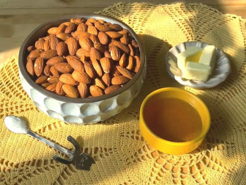 Hạnh nhân cũng là loại hạt được nhiều chuyên gia dinh dưỡng khuyến khích sử dụng thường xuyên. Loại hạt này giàu vitamin E một chất chống oxy hóa mạnh giúp bảo vệ tế bào mắt khỏi tác động của lão hóa và môi trường. Ảnh minh họa/ Nguồn internet