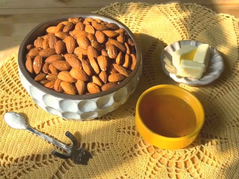 Hạnh nhân cũng là loại hạt được nhiều chuyên gia dinh dưỡng khuyến khích sử dụng thường xuyên. Loại hạt này giàu vitamin E một chất chống oxy hóa mạnh giúp bảo vệ tế bào mắt khỏi tác động của lão hóa và môi trường. Ảnh minh họa/ Nguồn internet