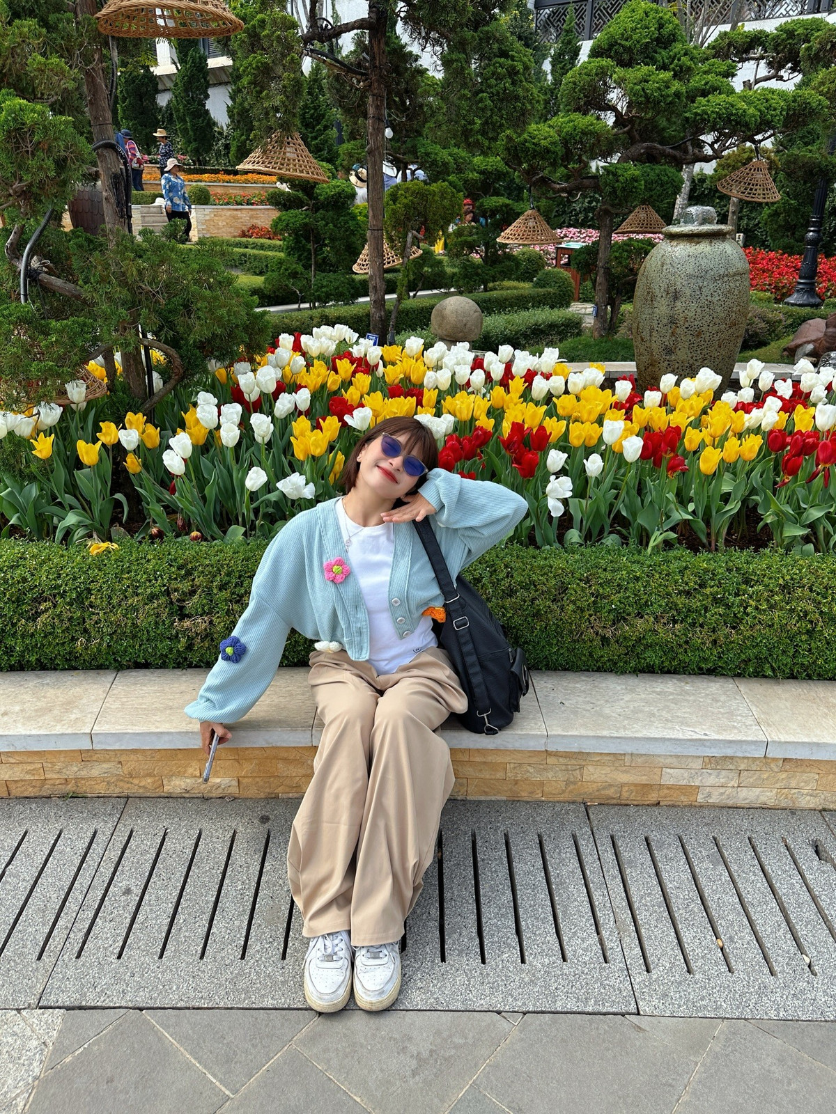 Sắc hoa hòa cùng gió lồng lộng và cảnh quan linh thiêng tạo nên trải nghiệm vừa mới lạ vừa ấn tượng cho du khách. Ảnh Đi cùng Jayni