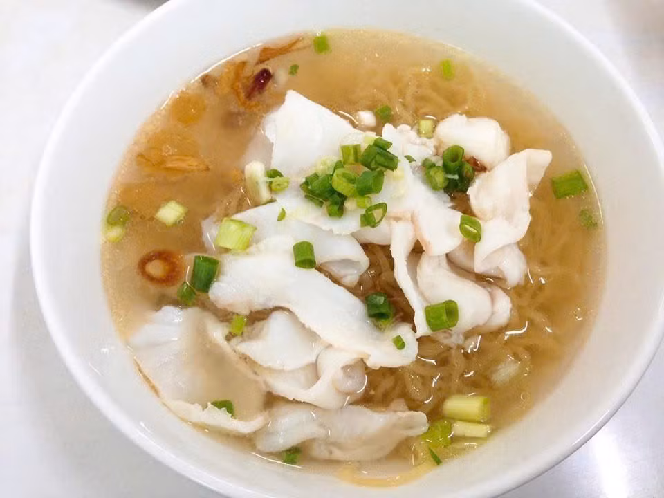 Sợi hủ tiếu to, dai, những lát cá lóc cắt mỏng vừa chín tới khiến món ăn giản dị nhưng đầy tinh tế. Với nhiều người, Nam Lợi không chỉ là quán ăn mà còn là ký ức của một Sài Gòn xưa cũ, nơi hương vị vẫn được gìn giữ qua từng thế hệ. Ảnh Ly Tuc Tung