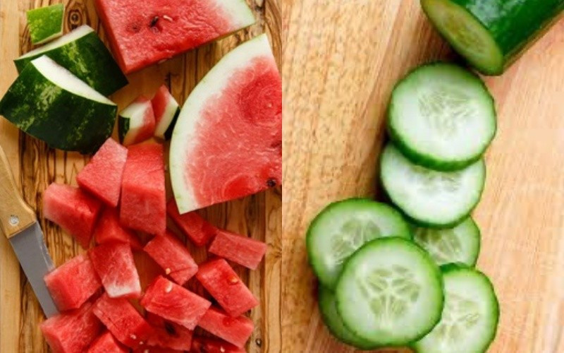 Mất nước là một trong những nguyên nhân phổ biến khiến vùng da dưới mắt trũng sâu và xỉn màu. Dưa chuột và dưa hấu với hàm lượng nước cao giúp duy trì độ ẩm cho làn da, đồng thời cung cấp vitamin và chất chống oxy hóa cần thiết. Dưa chuột còn giàu vitamin K – dưỡng chất hỗ trợ sức khỏe mạch máu, giúp giảm sưng và quầng thâm hiệu quả. Ảnh minh họa