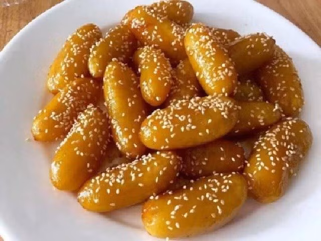 Chuối được luộc nguyên vỏ cho chín tới, rồi bóc bỏ lớp vỏ ngoài, cho vào chảo thắng cùng đường thốt nốt. Khi đường bắt đầu tan, người nấu phải đảo đều tay để chuối ngấm vị ngọt mà không bị cháy. Ảnh minh hoạ