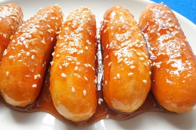 Với người dân miền Tây, chuối ngào đường không chỉ là món quà vặt những buổi chiều mưa, mà còn là món bánh quê gắn bó qua nhiều thế hệ. Ảnh minh hoạ