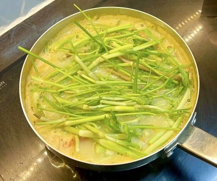 Hàm lượng chất xơ dồi dào trong cả hai nguyên liệu cũng mang lại lợi ích rõ rệt cho hệ tiêu hóa. Việc ăn canh khoai tây rau cần thường xuyên giúp cải thiện nhu động ruột, phòng ngừa táo bón và hỗ trợ bảo vệ niêm mạc dạ dày. Ảnh minh họa