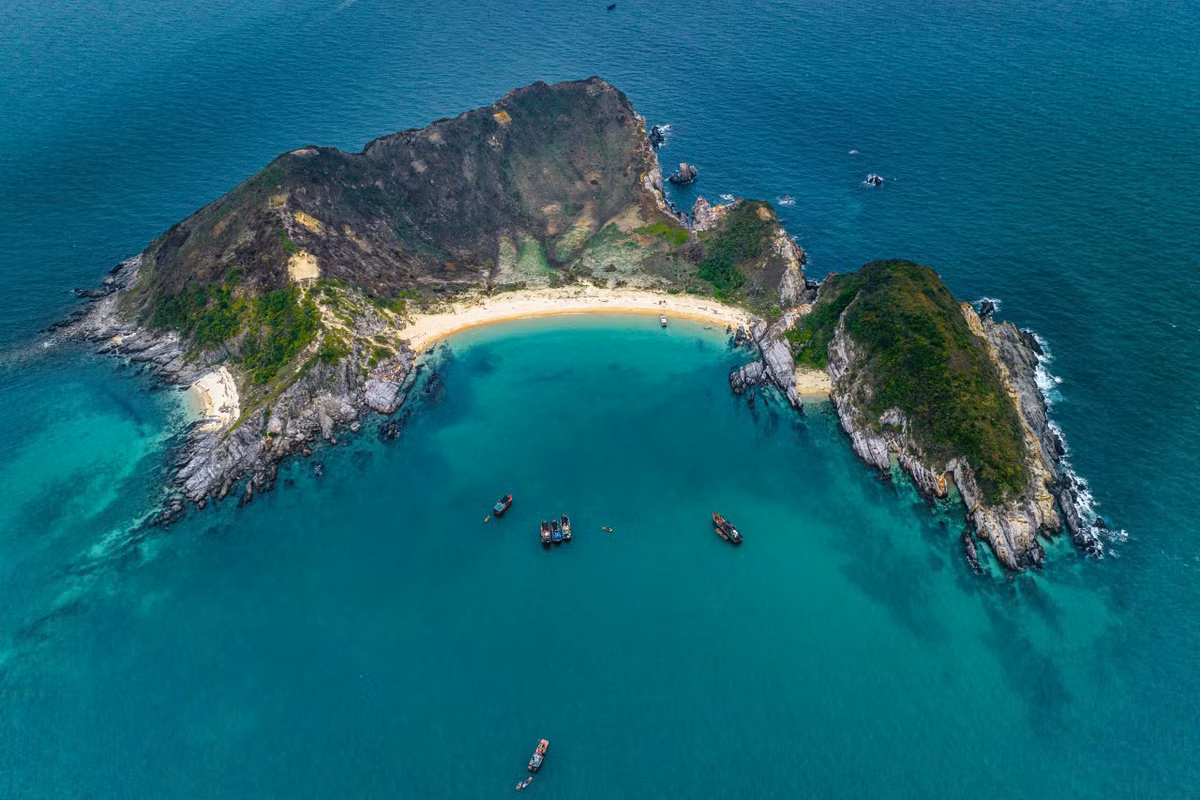 Nằm ở cực Đông Bắc của tỉnh Quảng Ninh, Đảo Trần thuộc Đặc khu Cô Tô được ví như “hòn đảo tiền tiêu” của Tổ quốc. Cách đường phân định biên giới Việt Nam – Trung Quốc trên vịnh Bắc Bộ chưa đầy 10 hải lý, hòn đảo nhỏ chỉ rộng khoảng 4,4 km² này vẫn giữ cho mình vẻ đẹp nguyên sơ hiếm gặp – điều làm nên sức hút riêng biệt giữa biển trời bao la. Ảnh Quỳnh Anh