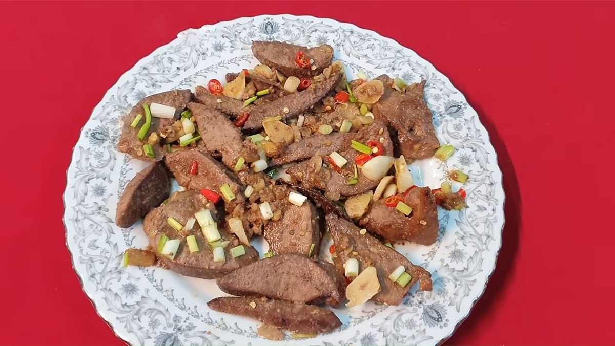 Gan là thực phẩm có hàm lượng vitamin A cao nhất trong chế độ ăn thông thường. Chỉ 80g gan bò áp chảo đã cung cấp tới 6.580 mcg vitamin A, vượt xa nhu cầu khuyến nghị mỗi ngày. Ảnh minh họa