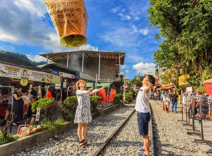 Ở Đài Loan, Shifen Old Street nổi tiếng với phong tục thả đèn trời. Du khách có thể viết lời cầu nguyện lên đèn lồng giấy và thả bay giữa phố cổ và núi non, tạo nên khung cảnh huyền ảo, vừa thơ mộng vừa gắn kết cộng đồng. Ảnh luhanh