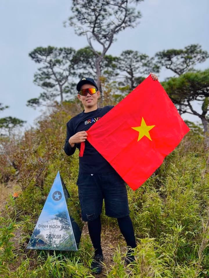 Ngok Kal không dành cho những bước chân vội vàng. Đó là hành trình của sự bền bỉ, của những giây phút vượt qua giới hạn bản thân để rồi khi đứng giữa biển mây lộng gió, mỗi người mới thực sự cảm nhận được vẻ đẹp nguyên sơ và hùng vĩ của đại ngàn Quảng Ngãi. Ảnh Trung Thích Đi