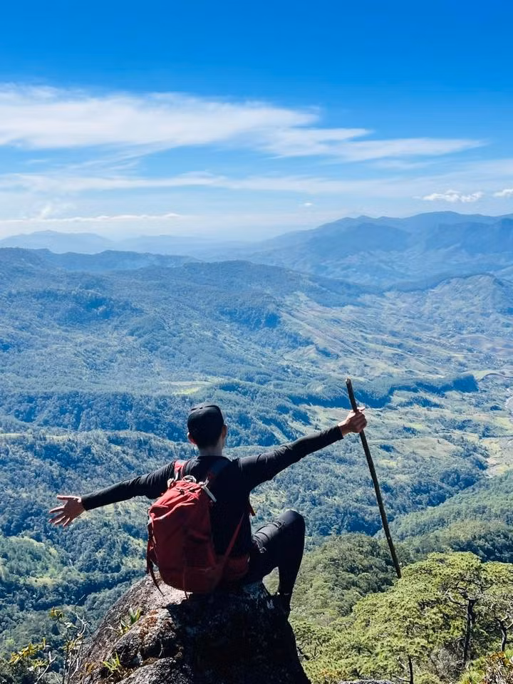 Ở độ cao 2.230 m so với mực nước biển, đỉnh Ngok Kal (Ngọc Kal) thuộc xã Đăk Sao, tỉnh Quảng Ngãi đang dần trở thành điểm hẹn mới của cộng đồng trekking. Không ồn ào, chưa bị thương mại hóa, ngọn núi này vẫn giữ nguyên vẻ thô mộc của đại ngàn, đủ để thử thách thể lực và đánh thức tinh thần chinh phục trong mỗi bước chân lữ khách. Ảnh Trung Thích Đi﻿