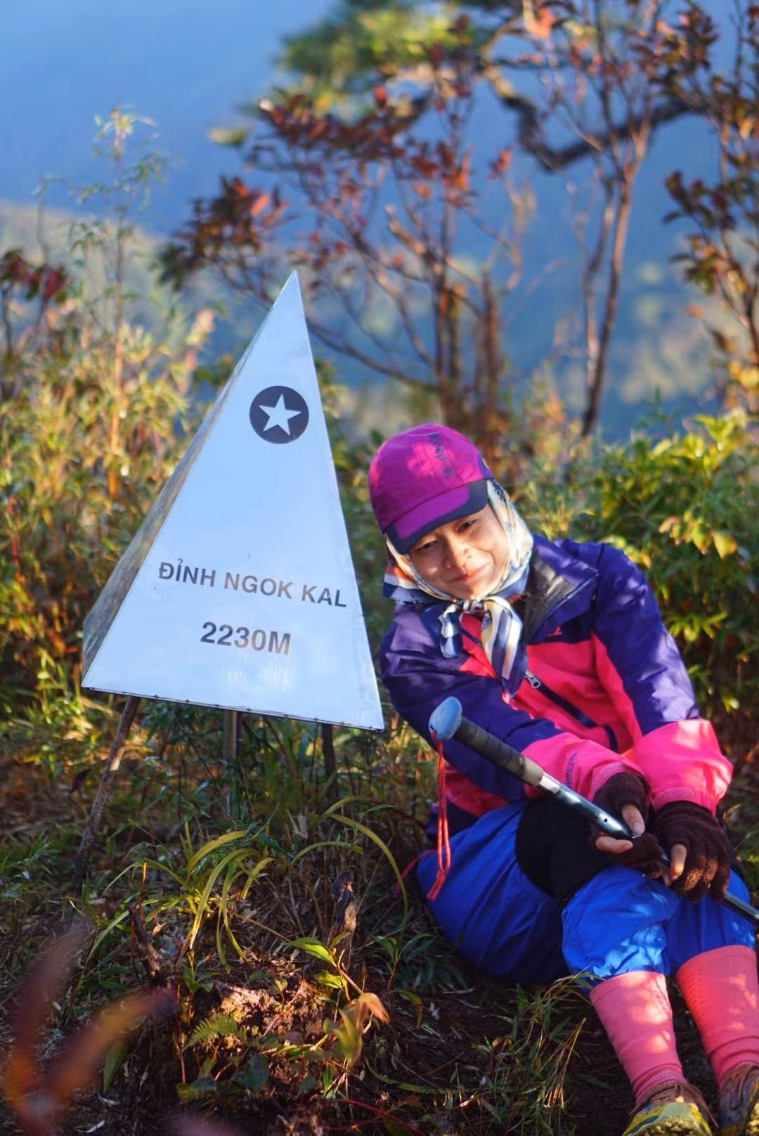 Để hành trình trọn vẹn và an toàn, người trekking nên theo dõi kỹ dự báo thời tiết, ưu tiên những ngày khô ráo, chuẩn bị thể lực tốt và trang bị đầy đủ vật dụng cần thiết như giày leo núi, áo mưa, đèn pin, nước uống và thực phẩm nhẹ. Việc đi theo nhóm hoặc có người dẫn đường am hiểu địa hình cũng là yếu tố quan trọng giúp chuyến đi thêm an tâm. Ảnh NP Lê Na