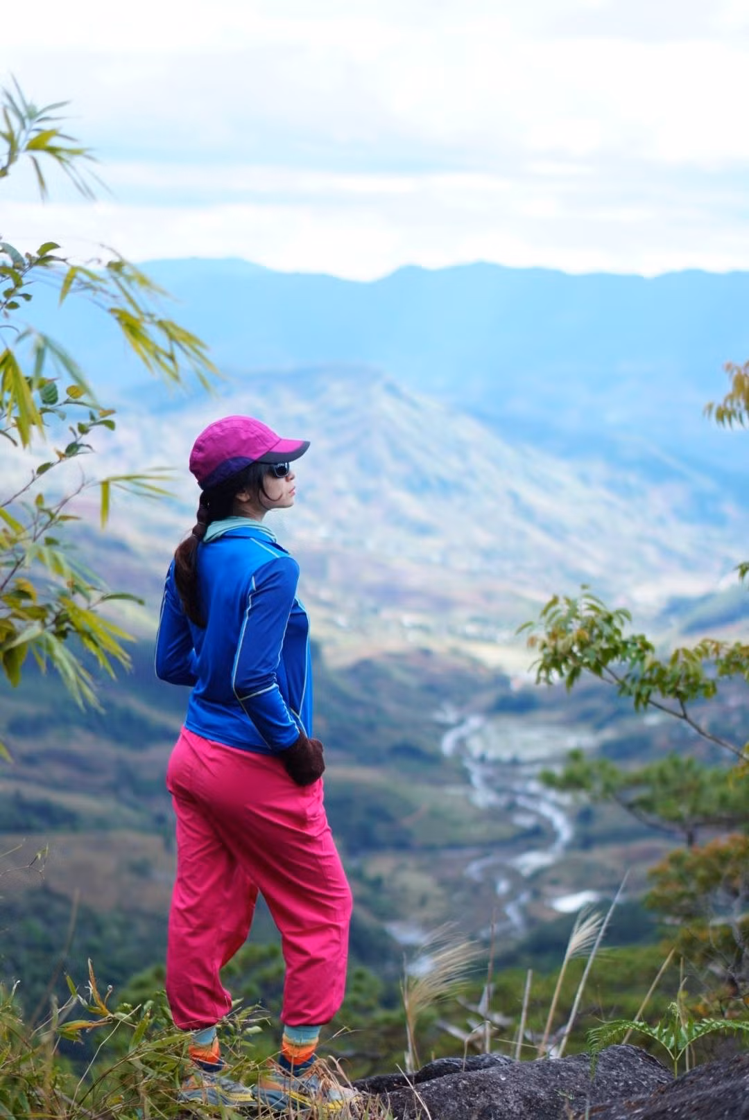 Khi đêm buông xuống, nhiều đoàn lựa chọn cắm trại gần đỉnh núi. Giữa không gian tĩnh mịch của đại ngàn, ánh lửa bập bùng và bầu trời đầy sao tạo nên một trải nghiệm đáng nhớ. Phần thưởng xứng đáng nhất dành cho những ai kiên trì chinh phục chính là khoảnh khắc bình minh. Ảnh NP Lê Na