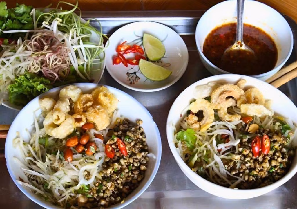 Đặc biệt, nhiều hàng quán nổi tiếng ở Huế thường rất đông vào giờ cao điểm như sáng sớm và chiều tối, vì vậy nếu muốn thoải mái hơn khi thưởng thức, bạn nên tranh thủ đi sớm hoặc chọn khung giờ giữa buổi để tránh phải chờ đợi lâu. Ảnh luhanh