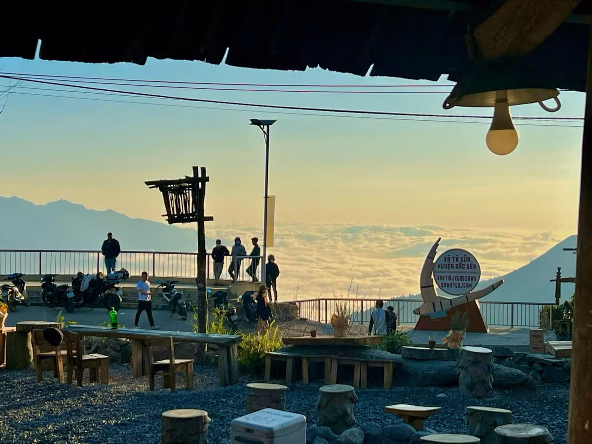 Mang phong cách pha trộn giữa văn hóa người H’Mông và hơi hướng retro cổ điển, H’mong Coffee khiến du khách ấn tượng ngay từ cái nhìn đầu tiên. Không gian quán được trang trí bằng bàn gỗ thô, tường đất, cùng các chi tiết thủ công đặc trưng vùng cao. Ảnh Nhà H'Mông