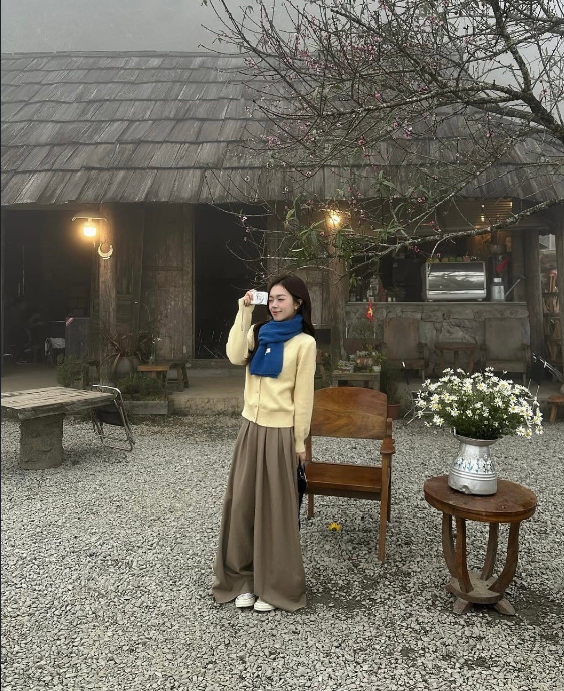 Ban ngày, ánh nắng chiếu qua khung cửa tạo nên khung hình đẹp như tranh. Tối đến, ngọn lửa trại bập bùng trước sân quán trở thành điểm hẹn ấm áp, nơi du khách cùng nhau thưởng thức cà phê và nghe tiếng khèn Mông vang vọng giữa núi rừng. Giá: 30.000–60.000 đồng/món. Ảnh Nhà H'Mông