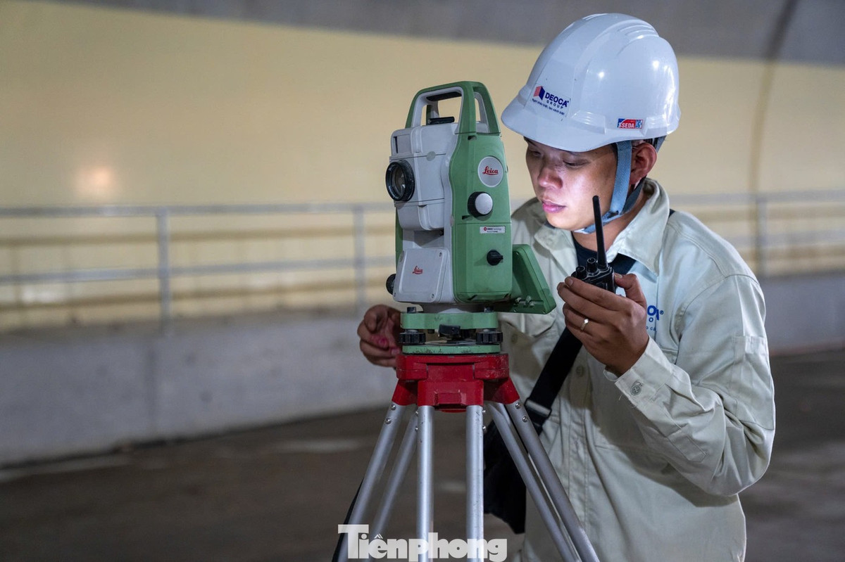 Các công nhân đang gấp rút làm những công việc còn lại.