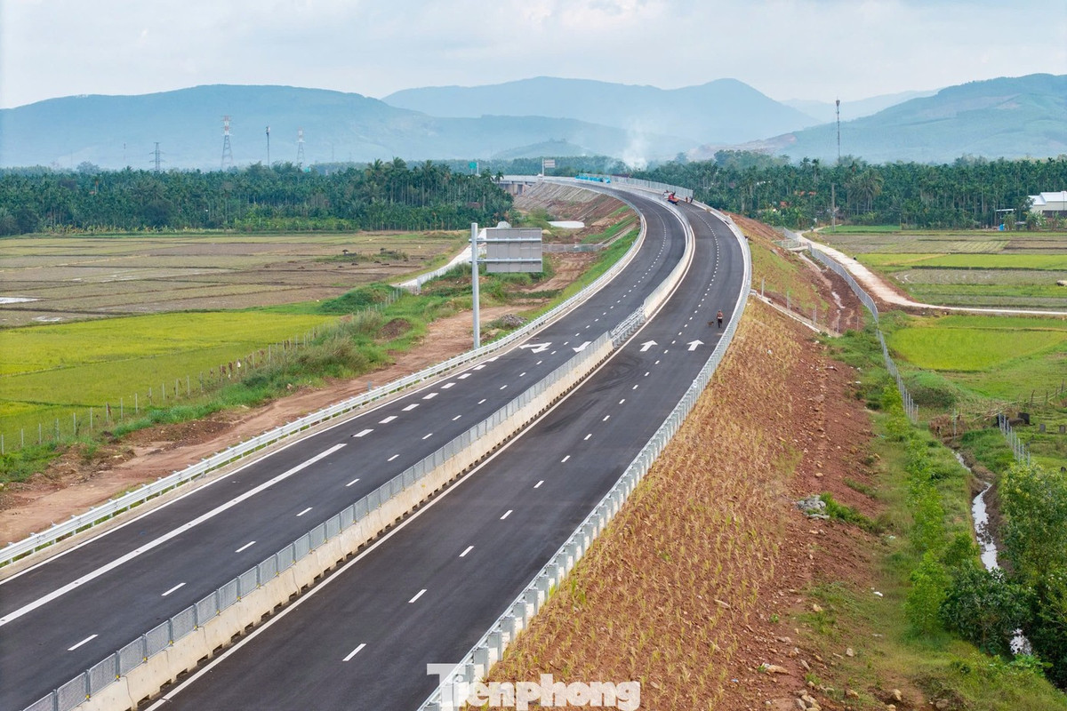 Tuyến đường cao tốc Quảng Ngãi- Hoài Nhơn chờ ngày khánh thành.