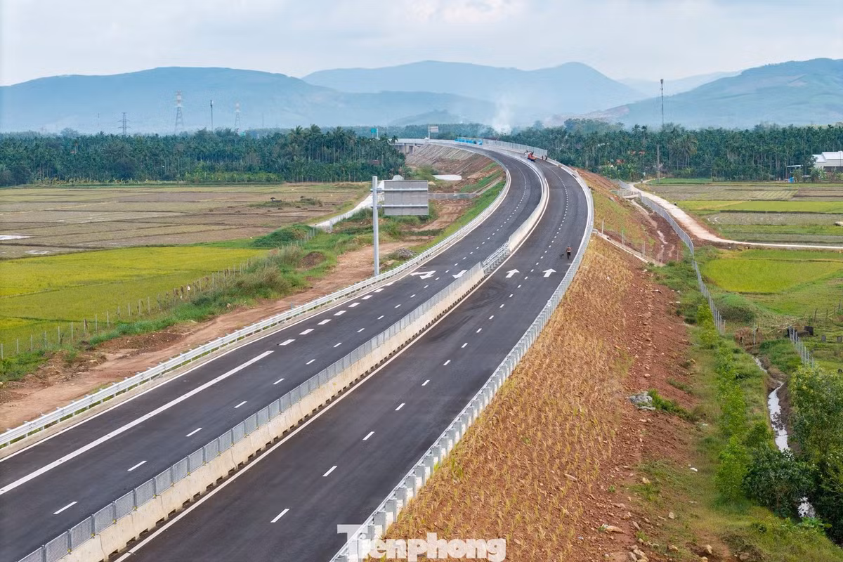 Tuyến đường cao tốc Quảng Ngãi- Hoài Nhơn chờ ngày khánh thành.
