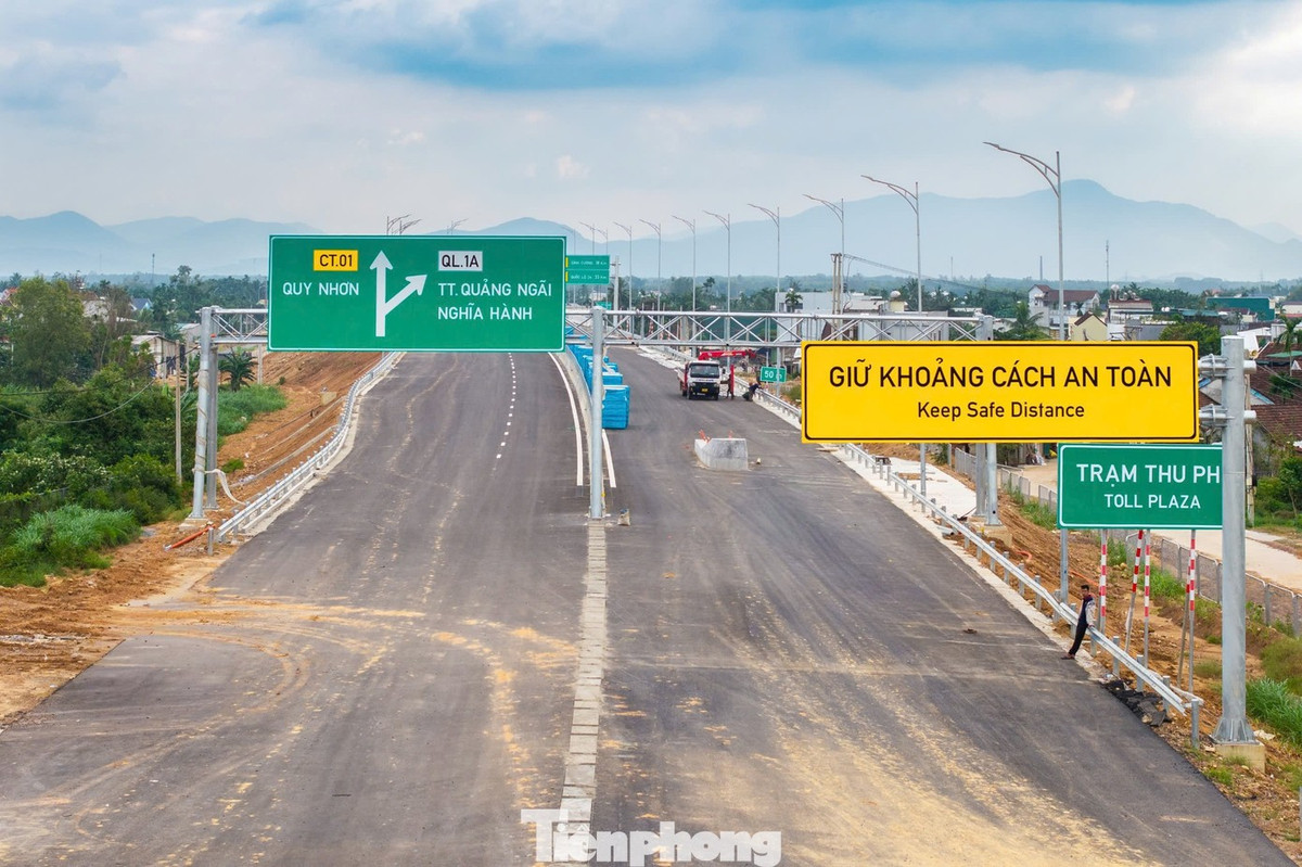 Các biển báo đã được lắp đặt trên tuyến cao tốc Quảng Ngãi - Hoài Nhơn.