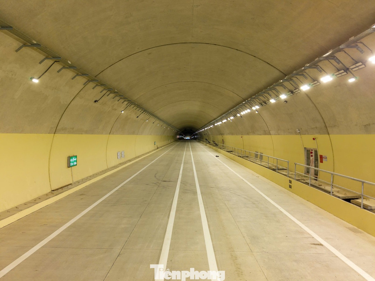 Hầm số 1 và 2 đã lắp đặt quạt, đèn chiếu sáng, kẻ vạch đường.