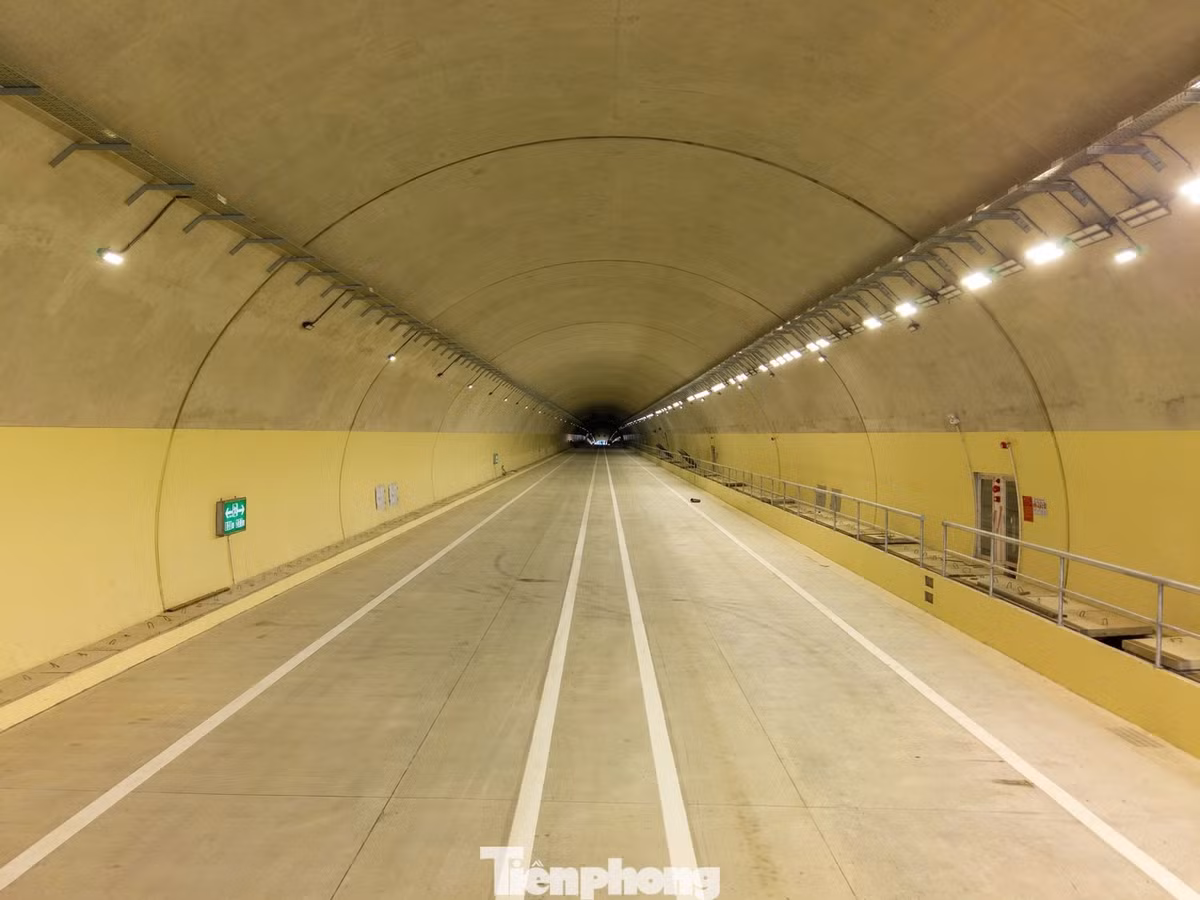 Hầm số 1 và 2 đã lắp đặt quạt, đèn chiếu sáng, kẻ vạch đường.