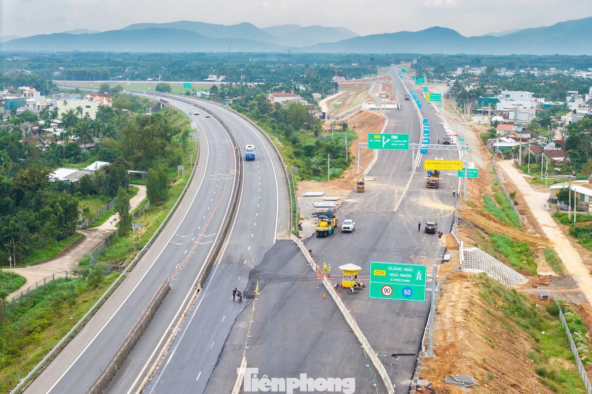 Đường dẫn lên cao tốc Quảng Ngãi - Hoài Nhơn đang hoàn thiện