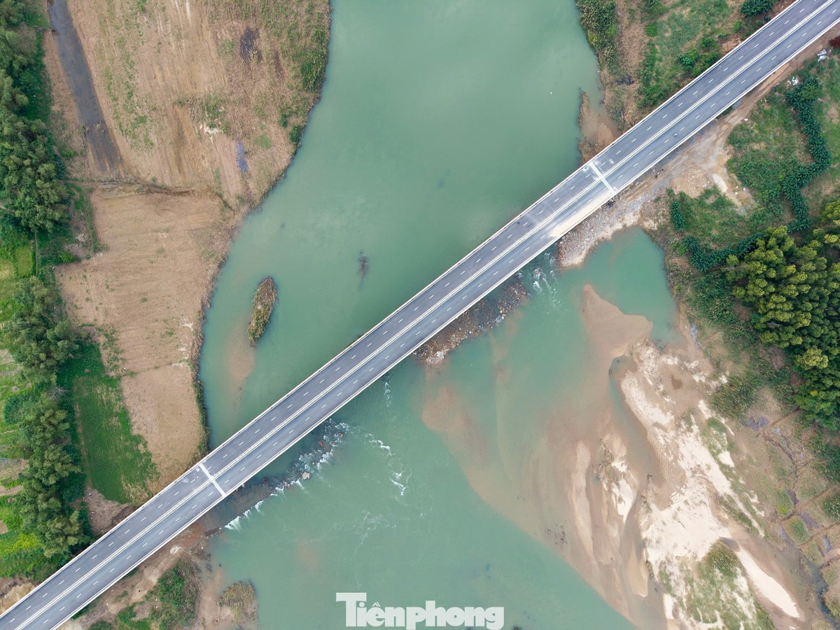 Những cây cầu bắc qua sông trên tuyến đường cao tốc Quảng Ngãi - Hoài Nhơn.