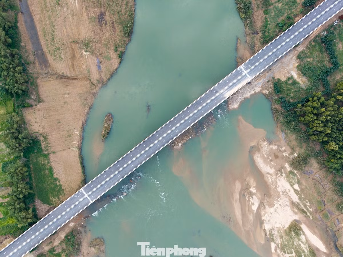 Những cây cầu bắc qua sông trên tuyến đường cao tốc Quảng Ngãi - Hoài Nhơn.