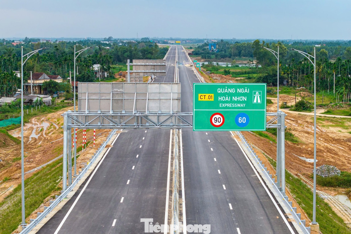 Các đơn vị đang gấp rút lắp đặt biển báo, sơn kẻ đường, vệ sinh mặt đường… để bảo đảm sẵn sàng vận hành