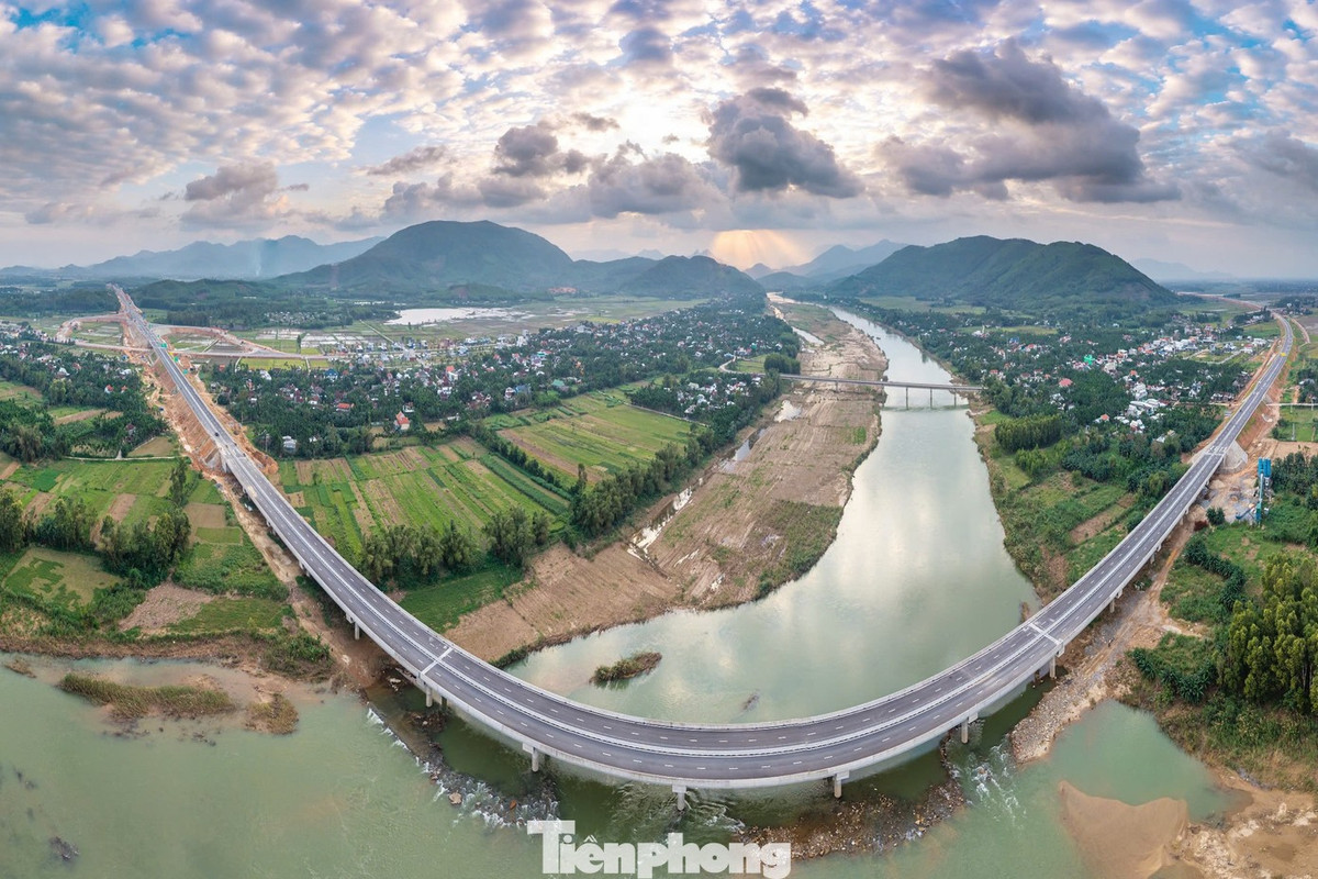 Cầu Sông Vệ (xã Đình Cương) là cây cầu có chiều dài 610m, đây là công trình cầu lớn nhất dự án cao tốc Quảng Ngãi - Hoài Nhơn.