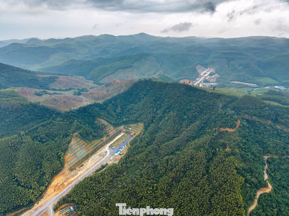 Hầm xuyên núi trên cao tốc Quảng Ngãi - Hoài Nhơn.