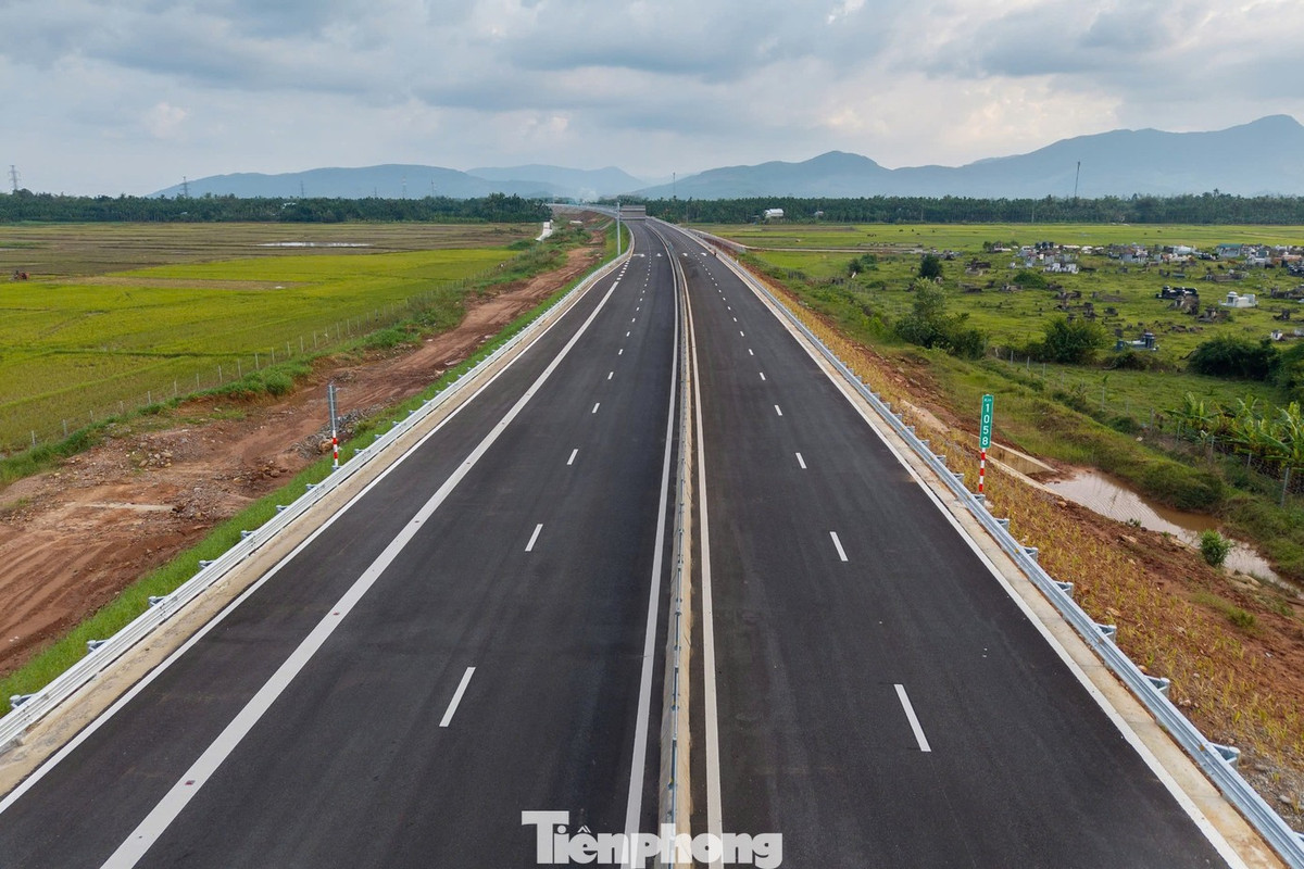 Mặt đường đã được thảm nhựa, kẻ vạch sơn.