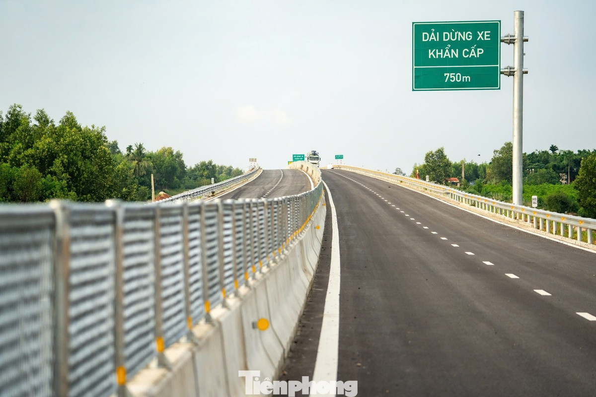 Hộ lan, bản báo được lắp đặt hoàn thiện.