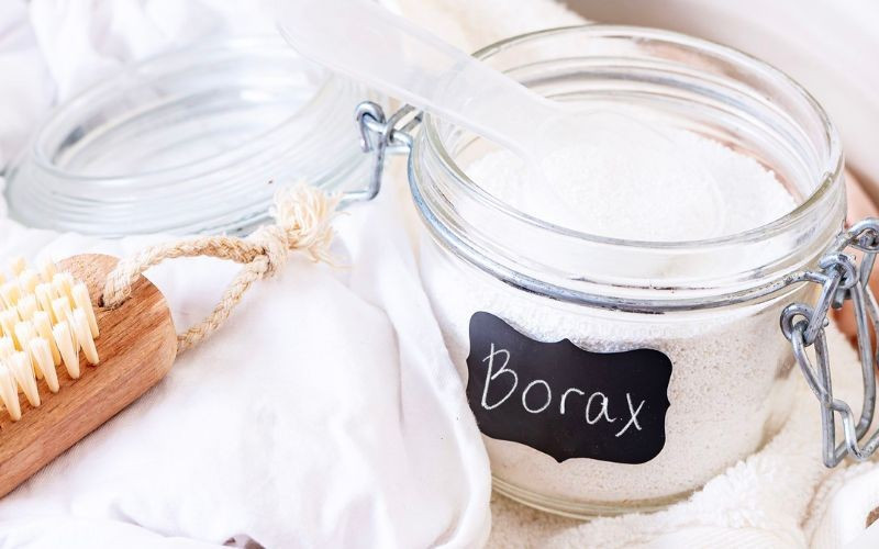 Được biết, hàn the là muối natri của axit boric, có độc tính cao. Khi đi vào cơ thể, chất này khó đào thải hoàn toàn, dễ tích tụ theo thời gian. Sử dụng thường xuyên có thể gây rối loạn tiêu hóa, ảnh hưởng chức năng gan, thận và làm suy giảm trí nhớ. Chính vì vậy, Việt Nam đã cấm tuyệt đối việc sử dụng hàn the trong thực phẩm, không phân biệt liều lượng hay mục đích. Ảnh minh họa