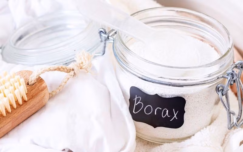 Được biết, hàn the là muối natri của axit boric, có độc tính cao. Khi đi vào cơ thể, chất này khó đào thải hoàn toàn, dễ tích tụ theo thời gian. Sử dụng thường xuyên có thể gây rối loạn tiêu hóa, ảnh hưởng chức năng gan, thận và làm suy giảm trí nhớ. Chính vì vậy, Việt Nam đã cấm tuyệt đối việc sử dụng hàn the trong thực phẩm, không phân biệt liều lượng hay mục đích. Ảnh minh họa