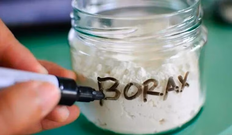 Không màu, không mùi và rất khó nhận biết bằng cảm quan thông thường, hàn the vẫn có nguy cơ len lỏi vào bữa ăn hàng ngày dù đã bị cấm sử dụng trong chế biến thực phẩm. Việc tiêu thụ các món ăn có pha trộn hàn the trong thời gian dài có thể gây ngộ độc mạn tính, làm tổn thương gan, thận và ảnh hưởng đến hệ thần kinh. Ảnh minh họa