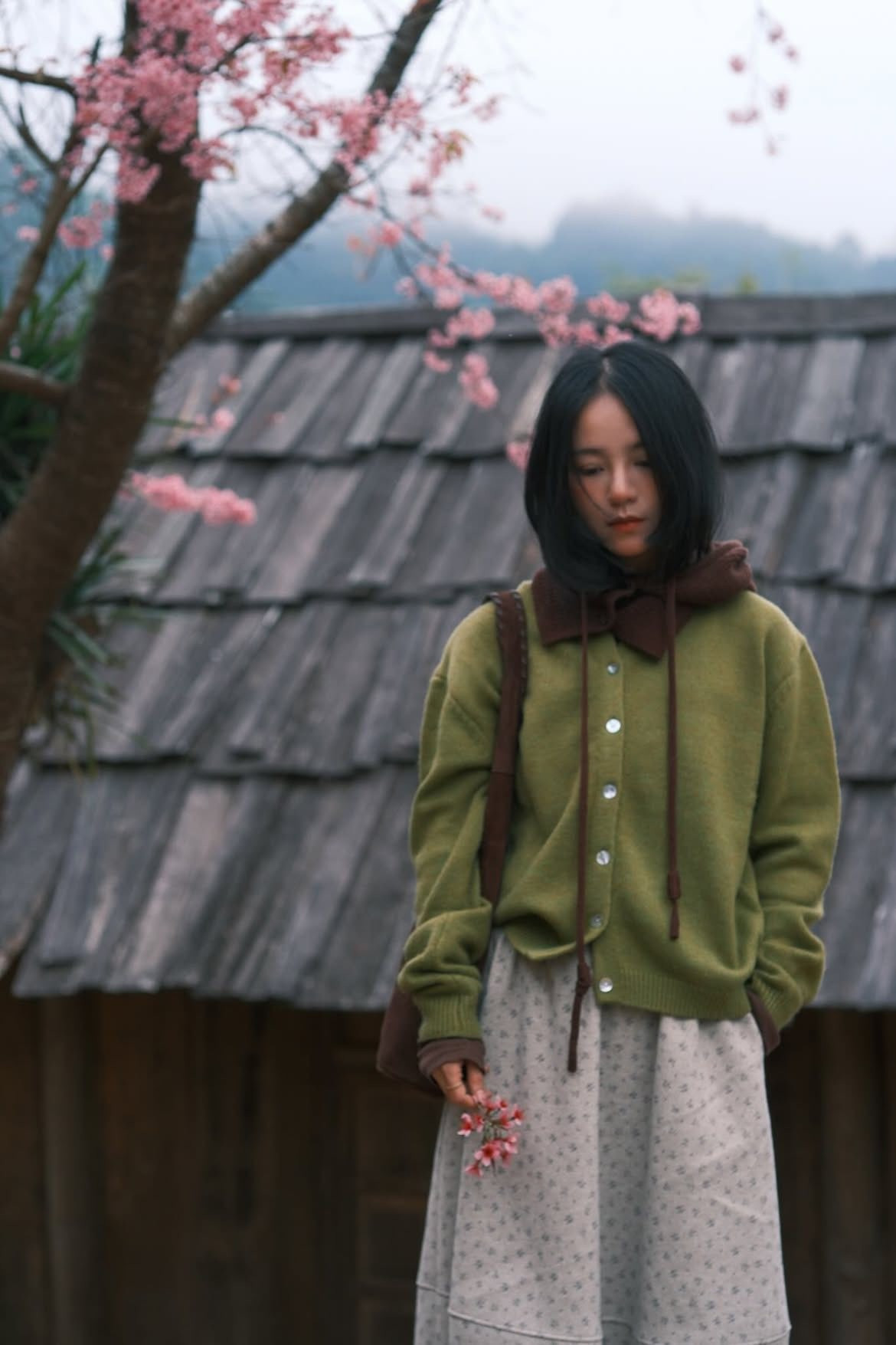 Những con đường nhỏ xuyên bản cũng được nhuộm hồng bởi cánh hoa rơi, dẫn lối du khách len giữa không gian thanh tĩnh của núi rừng. So với nhiều bản vùng cao khác ở Nghệ An, Mường Típ mang vẻ đẹp riêng nhờ sự kết hợp hiếm gặp giữa kiến trúc truyền thống và sắc hoa anh đào bung nở mỗi độ Xuân về. Ảnh haflee412