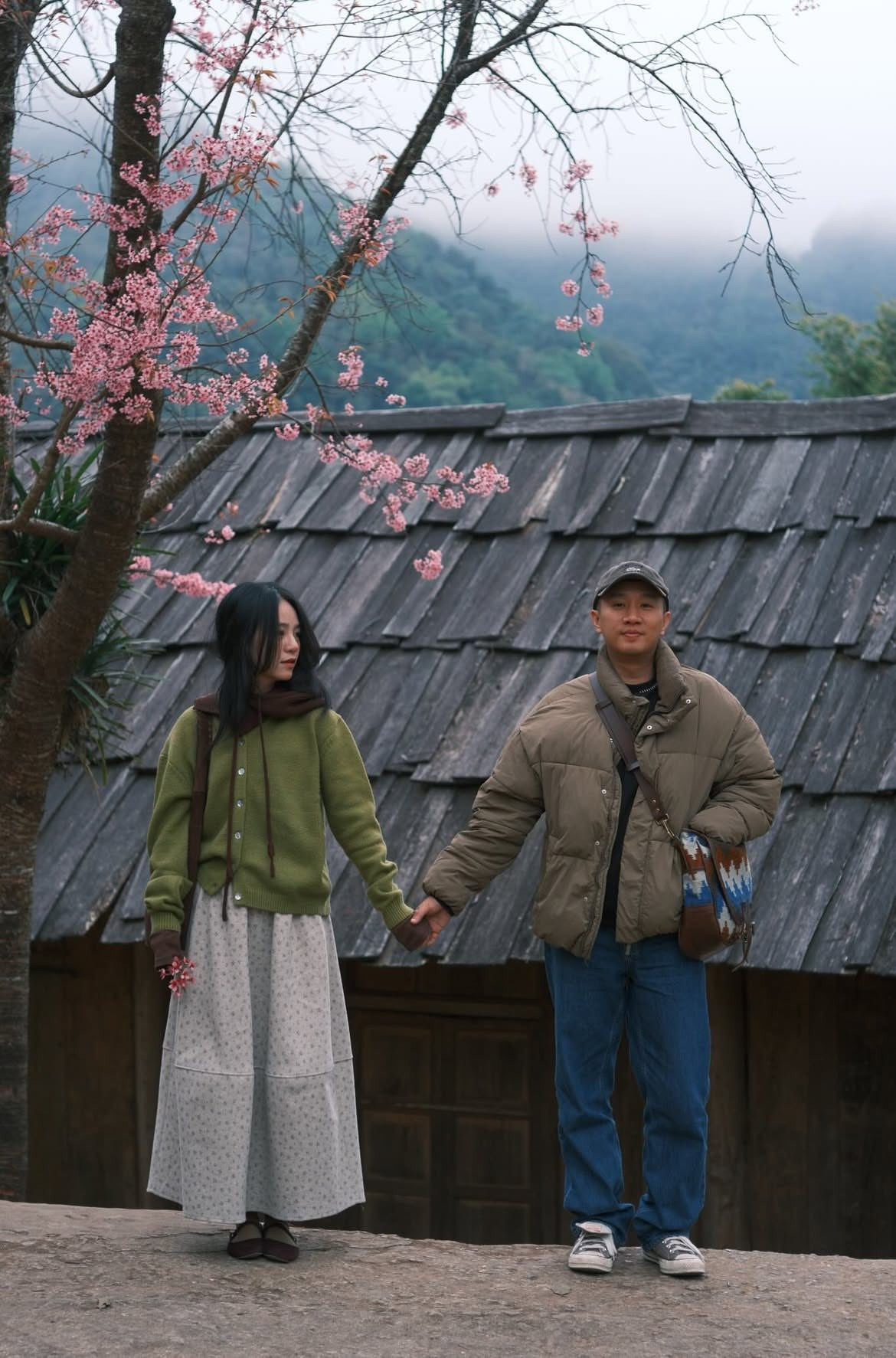 Một trong những hình ảnh đặc trưng làm nên dấu ấn Mường Típ chính là những ngôi nhà gỗ pơ mu của đồng bào Mông nép mình dưới tán anh đào nở rộ. Màu nâu trầm của gỗ, sắc hồng của hoa và làn sương bảng lảng tạo nên bức tranh hài hòa, mộc mạc mà cuốn hút. Ảnh haflee412