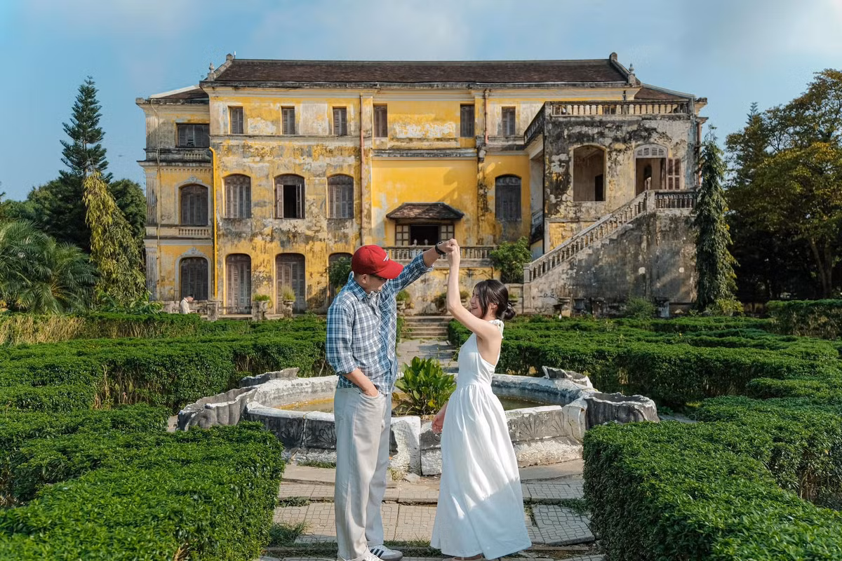 Không vội vã chạy điểm, không "cày view" cho đủ như những chuyến du lịch thông thường, nhóm bạn trẻ do Trương Đình Minh chia sẻ trên mạng xã hội đã có một hành trình Huế kéo dài 6 ngày 7 đêm đầy ấn tượng theo cách riêng: sống chậm, cảm nhiều, và giữ lại cho mình những lát cắt cảm xúc nguyên vẹn về một Huế trầm mặc và thơ mộng. Ảnh Trương Đình Minh