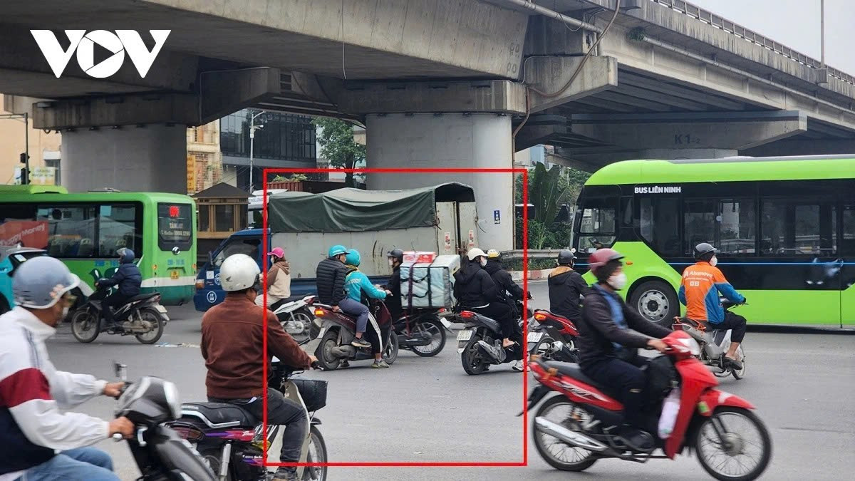 Nhiều phương tiện cố tình đi ngang, đi tắt,...