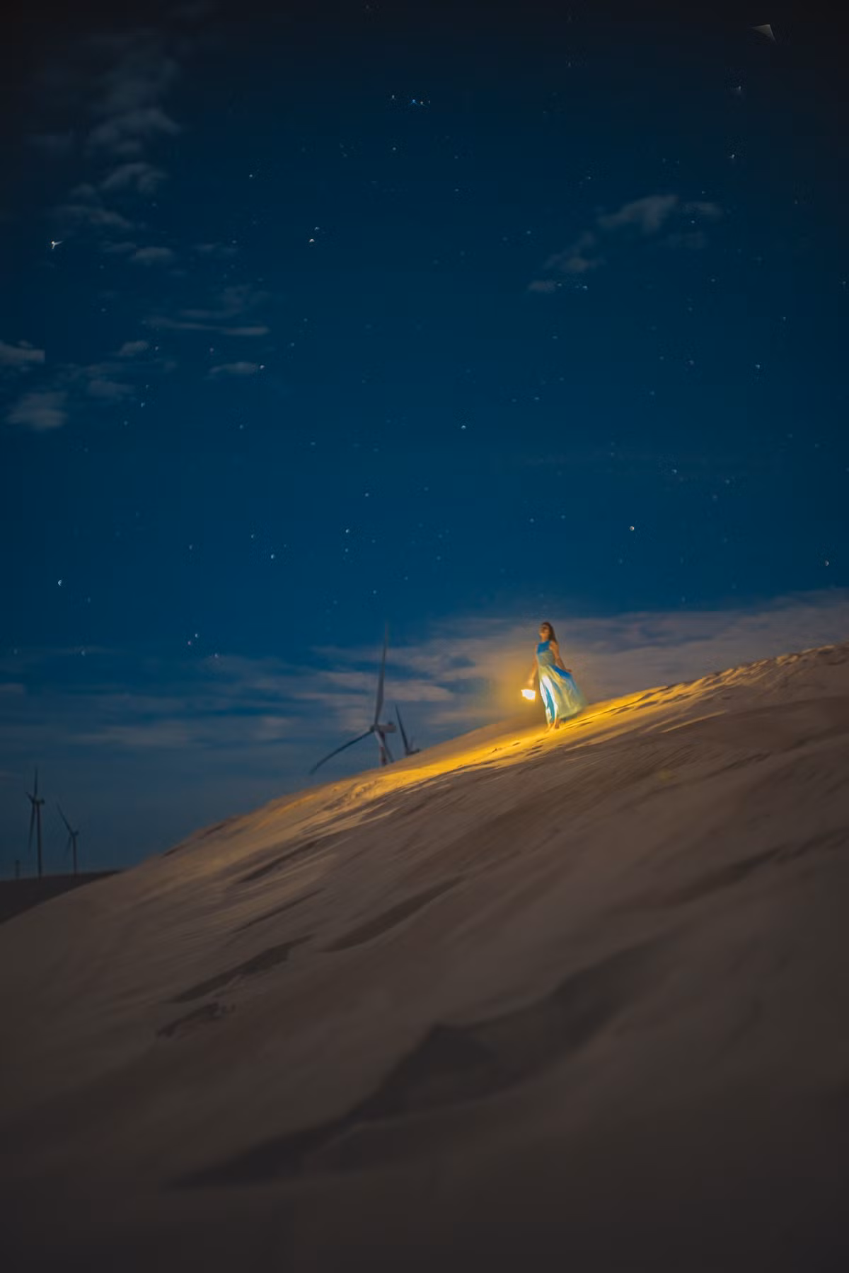 Với những ai đam mê nhiếp ảnh, đồi cát về đêm cũng là “phông nền” lý tưởng để bắt trọn những bức hình đầy nghệ thuật: bóng người đổ dài trên mặt cát, ánh đèn lều soi giữa đêm khuya, hay những dải ngân hà vắt ngang trời khi điều kiện thời tiết thuận lợi. Nhiều tay máy còn chia sẻ đây là một trong những địa điểm lý tưởng nhất ở miền Trung để chụp ảnh phơi sáng thiên văn. Ảnh Nguyễn Hồng Nhật