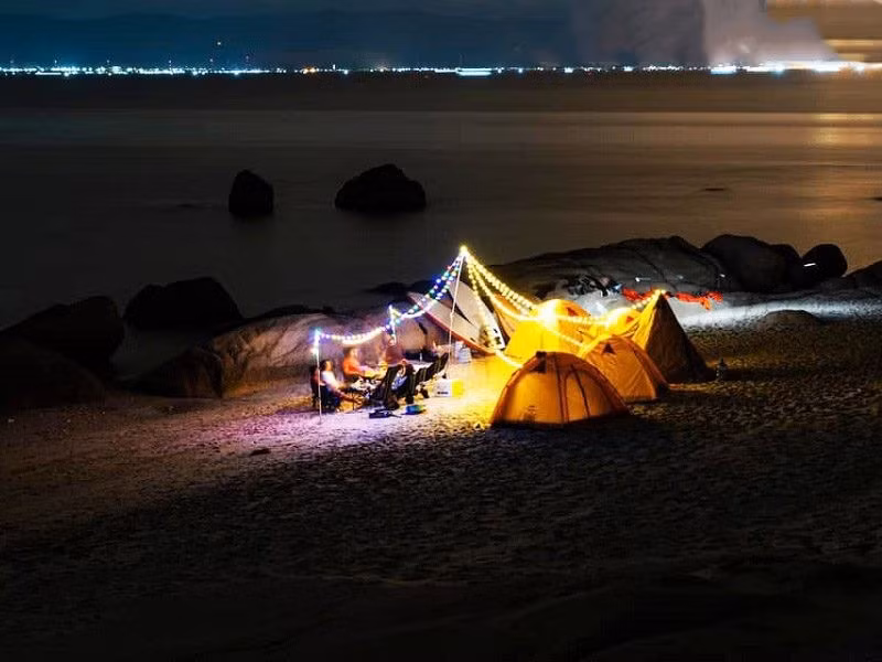 Trong cái tĩnh lặng của cát và trời, những câu chuyện đêm khuya, tiếng cười vang vọng giữa không gian mở, bỗng trở thành điều đáng trân quý hơn bao giờ hết. Ảnh MIA