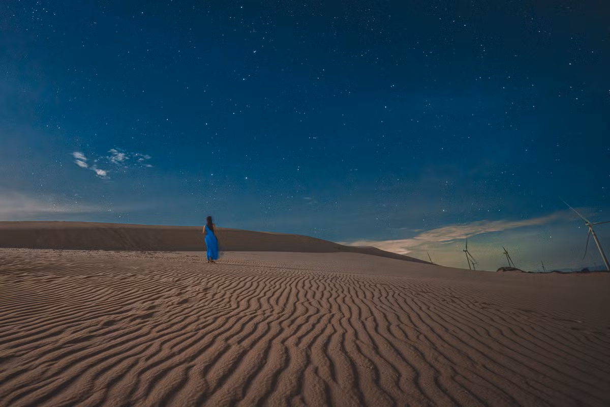Không cần đi xa, không cần chi phí đắt đỏ, một đêm giữa đồi cát Mũi Né có thể trở thành ký ức khó quên – nơi mà con người thật nhỏ bé giữa thiên nhiên, nhưng lại đầy đủ những cảm xúc lớn lao. Ảnh Nguyễn Hồng Nhật