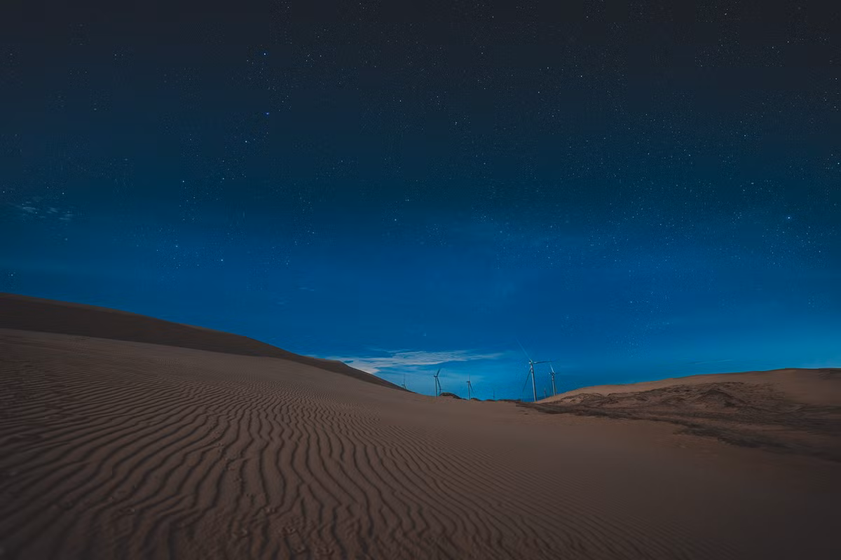 Tuy nhiên, để có một buổi khám phá đồi cát an toàn và trọn vẹn, du khách cần chuẩn bị kỹ: nên đi theo nhóm ít nhất 2–3 người, mang theo áo khoác vì gió đêm khá lạnh, đèn pin, nước uống, đồ ăn nhẹ và túi đựng rác để đảm bảo giữ vệ sinh môi trường. Nếu không quen địa hình, có thể nhờ người địa phương dẫn đường để tránh bị lạc giữa những đụn cát mênh mông, nhất là vào những đêm không trăng. Ảnh Nguyễn Hồng Nhật