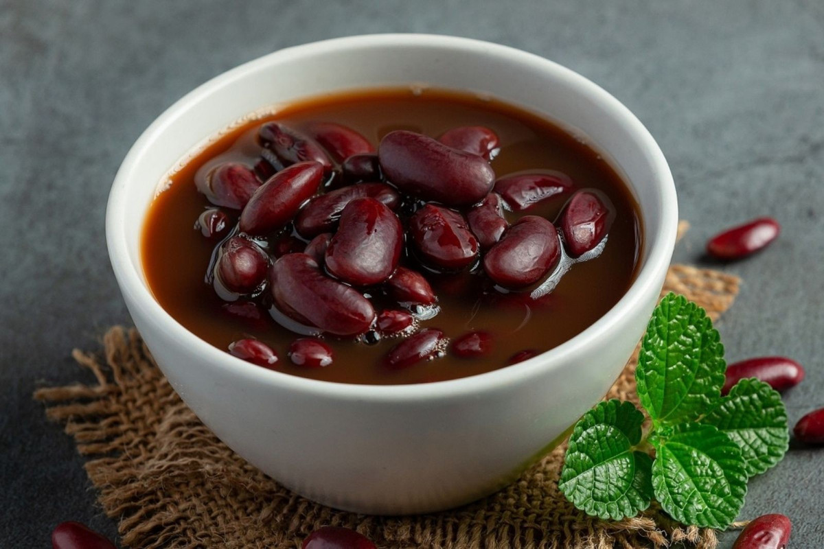 Chè đậu ngự – món của vua chú: Đậu ngự to, mềm, bùi, nấu với đường phèn, nước cốt dừa. Ngày nay, du khách dễ dàng thưởng thức chè đậu ngự tại các quán bình dân quanh Đại Nội hay phố Nguyễn Huệ.