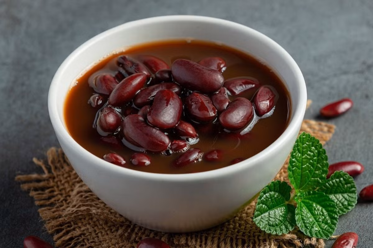 Chè đậu ngự – món của vua chú: Đậu ngự to, mềm, bùi, nấu với đường phèn, nước cốt dừa. Ngày nay, du khách dễ dàng thưởng thức chè đậu ngự tại các quán bình dân quanh Đại Nội hay phố Nguyễn Huệ.