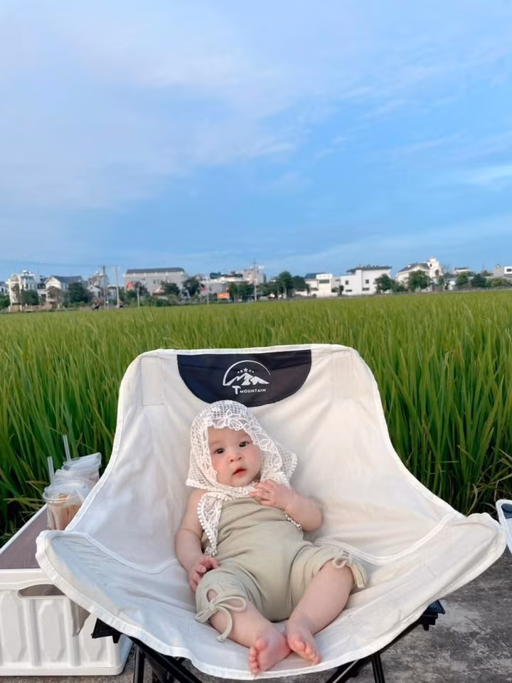 Nhiều gia đình cũng lựa chọn đưa trẻ nhỏ tới đây để trải nghiệm không gian đồng quê, tận hưởng không khí trong lành thay vì ở nhà với điều hòa và màn hình. Ảnh Kinh Hoài Thanh