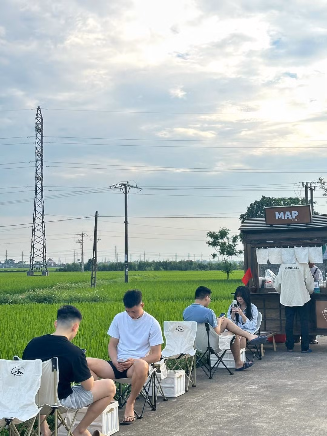 Không biển hiệu cầu kỳ, không máy lạnh hay hệ thống âm thanh hiện đại, điểm nhấn của quán chính là bầu không khí trong lành, mát mẻ và không gian yên bình. Ảnh Vietnamet