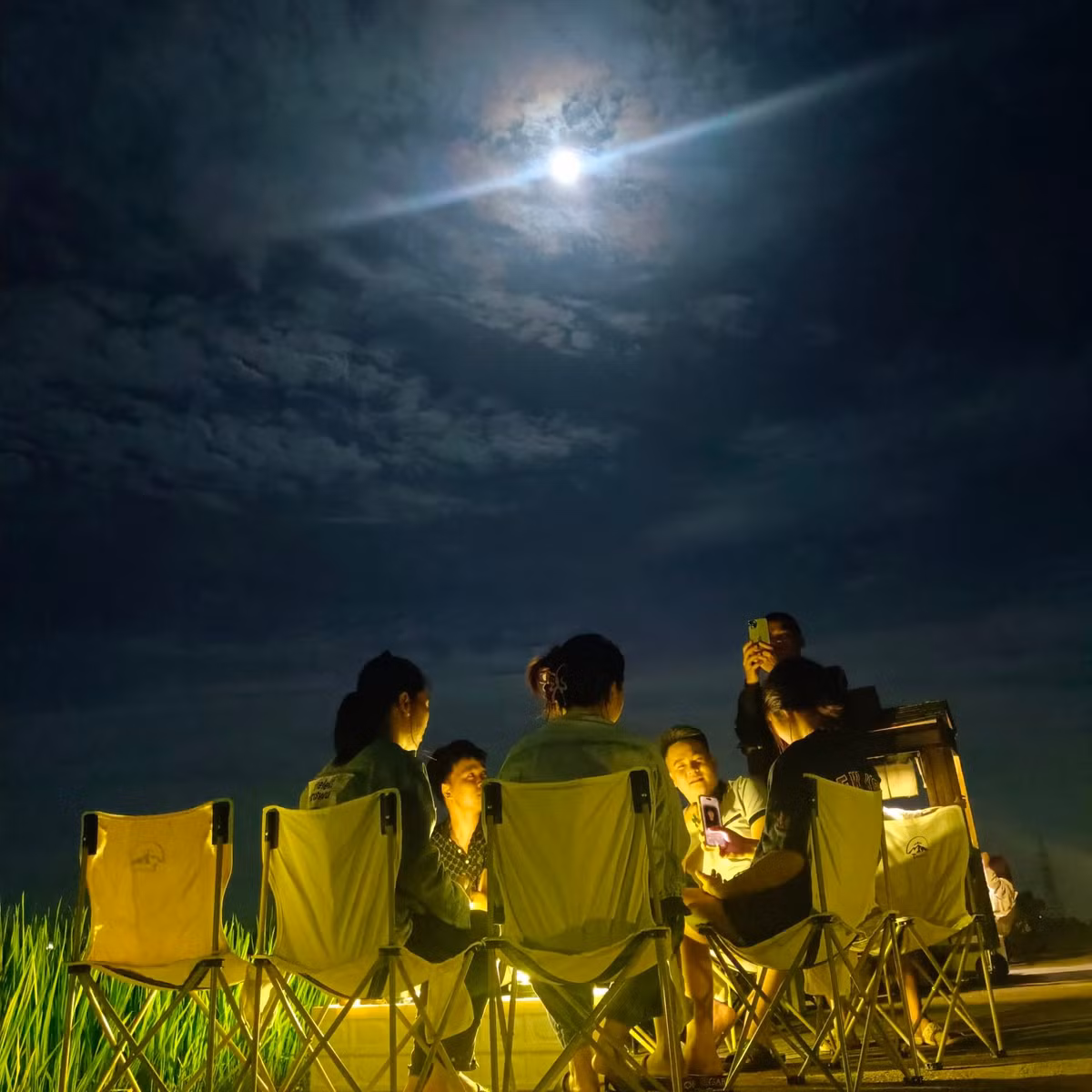 Từ trung tâm thành phố Thái Bình, du khách có thể di chuyển khoảng 10–15 km về xã Nguyên Xá (huyện Đông Hưng) bằng xe máy hoặc ô tô cá nhân. Quán cà phê nằm gần các tuyến đường liên thôn, dễ nhận biết nhờ khung cảnh đồng lúa bao quanh. Ảnh Hải Lý